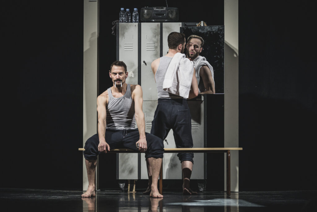 SUCCÈS INTERNATIONAL

Théâtre et humour,
A partir de 11 ans
1h



Une performance qui nous happe dès les premières secondes.

Dans un vestiaire transformé en arène, deux hommes s’observent, se défient et se provoquent. Tout passe par le mouvement, les regards, les souffles et les corps. Ils se cherchent, s’affrontent, s’évitent, se séduisent, se repoussent et finissent par se rencontrer, dans un ballet où la tension laisse peu à peu place au désir et à l’abandon. À la croisée du théâtre, de la danse, de l’acrobatie et de la compétition sportive, Un Poyo Rojo invente un langage corporel d’une précision et d’une expressivité saisissantes.