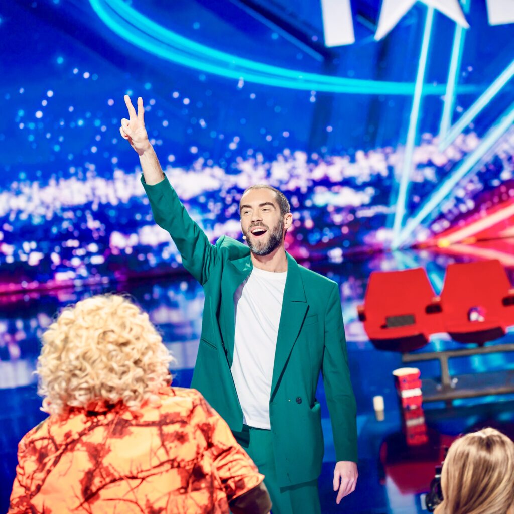 MAGICIEN, C’EST PAS UN MÉTIER…

Humour et magie,
A partir de 6 ans
1h15



Un spectacle familial, généreux et surprenant, où l’on rit autant que l’on s’émerveille !

Clément Blouin est magicien ET humoriste, ou plutôt humoriste ET magicien, à vous de juger ! Dans ce seul-en-scène aussi drôle que bluffant, Clément Blouin mêle magie, humour et anecdotes personnelles pour raconter son incroyable parcours. De ses premiers tours de magie à ses aventures les plus improbables, il entraîne le public dans un spectacle au rythme effréné où les éclats de rire succèdent aux moments de pure illusion.